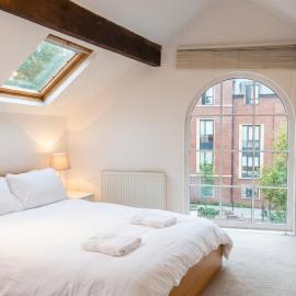 Character Cottage with Private Parking in Central Leeds, Near LGI