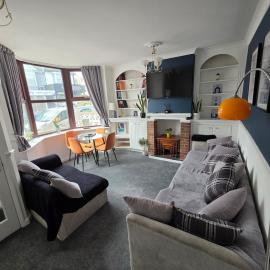 Beautiful 3 bed family home with hot tub, near the beach, hotel in Paignton