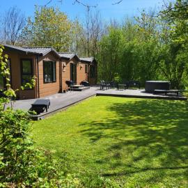 Cherry Tree Lodge with Hot Tub near Alton Towers, hotel in Croxden