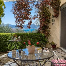 Cozy Cottage με Σοφίτα και Θέα!, hotel din Patras