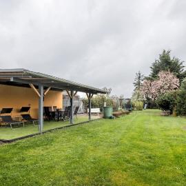Familienhaus mit riesigem Garten, hotelli kohteessa Arnsdorf