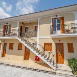 Captain's Dion Apartments، فندق في Kiónion