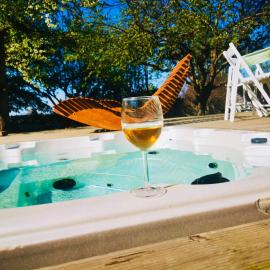 Romantic Retreat with Private Jacuzzi, Hotel in Klagstorp