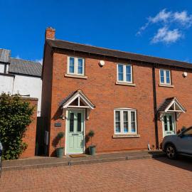 Carpenters Rest - Town Centre Boutique House with Private Parking