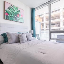 Green Modern 1 Bedroom 40Fl Condo with Balcony in Downtown, Hotel in Toronto