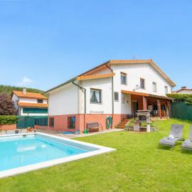 Gran casa de campo ideal para familias en Navarra, hotel a Larrasoaña