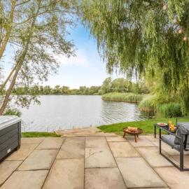 2 Elm Water lakeside hideaway, hotel u gradu Baston