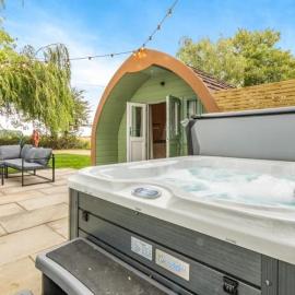 2 Elm Water lakeside hideaway, hotel a Baston
