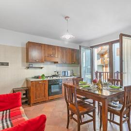 The Sunflower - Apt with Balcony and Private Parking - Happy Rentals