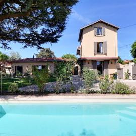 Clos du Cèdre - High-End Family Home with Spacious Garden Pool Parking