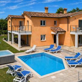 Villa Paola by Villas Guide、Vinežのホテル