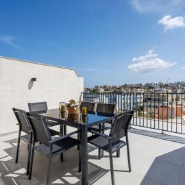 Central Smart Swieqi Apartments with Terrace or Balcony by QuickTrips, Hotel in Is-Swieqi