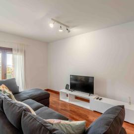 Modern 2 bedroom apt 20 min from city center, hotel in Amadora