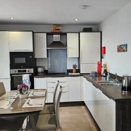 2 Bed Apartment Sleeps 4 - Seaviews - Free Parking