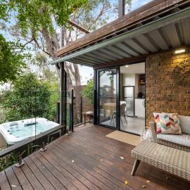 On The Deck Studio - Spa Hideaway in Scenic Belair