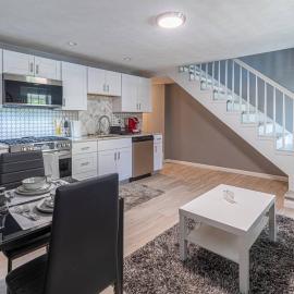 Spacious Home with Porch Sleeps 6 Near Pitt and UPMC, hotel Pittsburgh-ben
