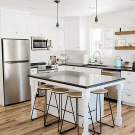 Newly Renovated Downtown Chelan with Patio and Dogs OK, hotel en Chelan