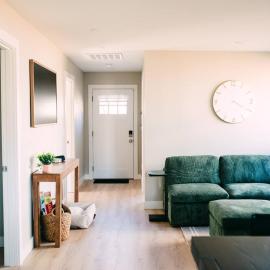 NEW fully renovated with fenced backyard and dog friendly，奇蘭的飯店