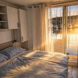 MIRAMARE Romantic Experience with privat Jacuzzi - floating house