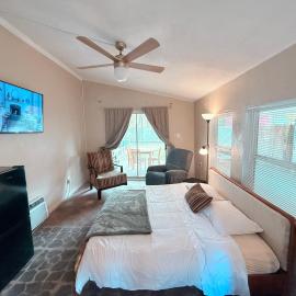 Private Bayou Guest Suite with King Bed, Kitchenette, Carport & Patio, hotel a Galliano