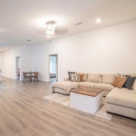 New Home - 8 min from Downtown - Full Garage, hotel 