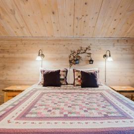 Wood-beam cabin with amazing location pools hot tub & SHARC passes, hotel din Sunriver