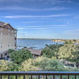 Waterfront Condo for 4 with Resort Pool & Lake View, hotel in Horseshoe Bay