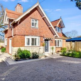 Victorian Gatehouse, Sleeps 11, Garden & Parking
