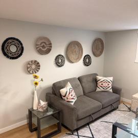 Modern 2BR Suite Private Entry Parking Laundry, hótel í Calgary