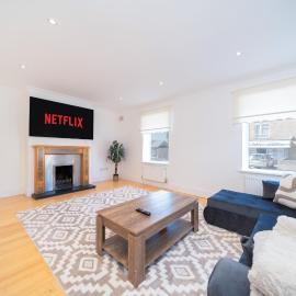 Modern Cosy Home w Stylish Interior - Pass the Keys, hotel in Borehamwood