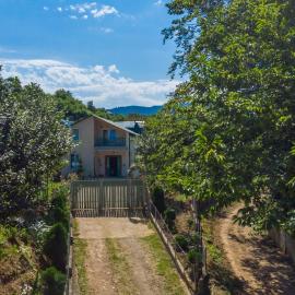 Peaceful Village House with Mountain Views、Ukhut'iのホテル