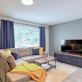 Cozy 2 Bedroom Suite Near Ctrain Mall and Downtown, hótel í Calgary