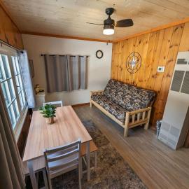 Viesnīca 2BR 1BA Cabin #3 Riverside Point Resort pilsētā Park Rapids