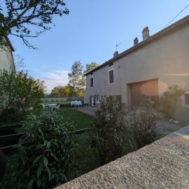 charmante maison bourguignonne avec jardin privé, hotel in Pouilly-sur-Vingeanne