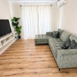 Modern and cozy space near Lisbon, hotel en Bicas