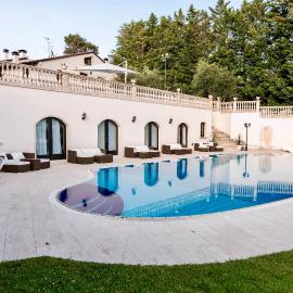 Living la Dolce Vita with pool