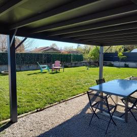 Logement 35m2 en rez de chaussée de notre maison, terrasse couverte , espace extérieur, parking privé fermé, a 3 km du centre ville du puy en Velay, tous commerces alimentaires à 200metres