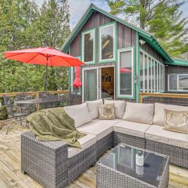 Schroon Lake में, होटल Cottage w/ Shared Beach, Great Views, Walk to Town