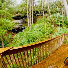 Hidden Falls Cabin - Cozy RRG Retreat - Forest Views, hotel i Rogers