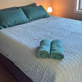 Cozy home near Westgate shopping centre and Royal reserve, hotelli Aucklandissa