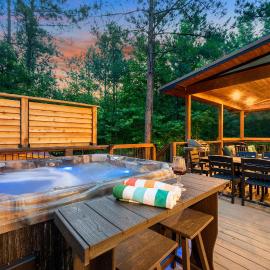 Wine Pine Times - Sauna Hot Tub & Fenced Dog Yard, hotel in Broken Bow