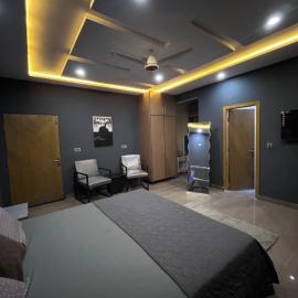 Livora stays Modern studio apartment, hotel sa Multan
