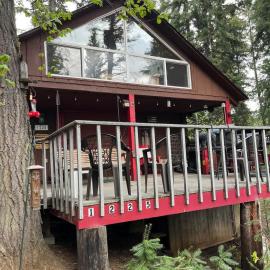 Creekside Cabin Pet Friendly Peaceful Cabin、Cascadeのホテル