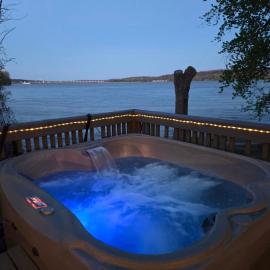 Viesnīca Private Riverfront Escape with Hot Tub, Fire Pit & Wildlife Views pilsētā Betendorfa