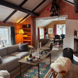 Authentic Norwegian ski chalet for 8 with fireplaces & modern comfort near Geilo ski slopes, hotel Geilóban