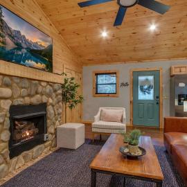 High Johnny's Hideout- Secluded w Private Hot Tub