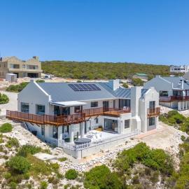 Tranquil Getaway in Private Nature Reserve: Agulhas şehrinde bir otel