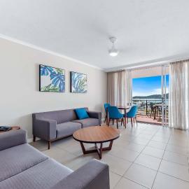 Sea Views King Suite with Spa 1511, hotel in Airlie Beach