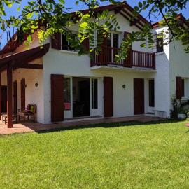Maison 3* à Hendaye, proche plage et commerces, jardin privé, parfait pour familles et amis - FR-1-239-492, hotel di Hendaye