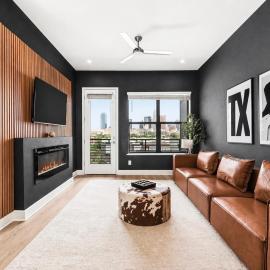 Luxury Penthouse with Balcony, Downtown Dallas Skyline Views, Gym, Free Parking, hotel in Dallas